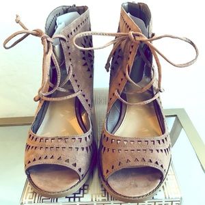 Brand new Vince Camuto strappy sandal (Size 8.5)